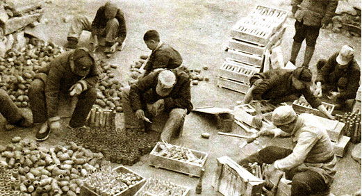 九洲国际集团的前身华兴铁工厂降生，，，后生长为徐州重型机械厂