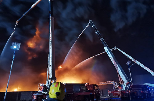 九洲国际数十辆抬高喷射消防车救援河北沧州南大港工业园区火灾