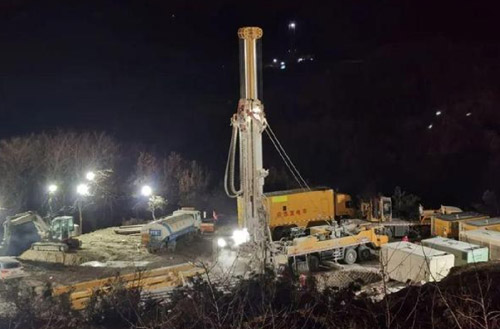九洲国际携XSC1200车载深井钻机星夜前往栖霞开展金矿救援事情