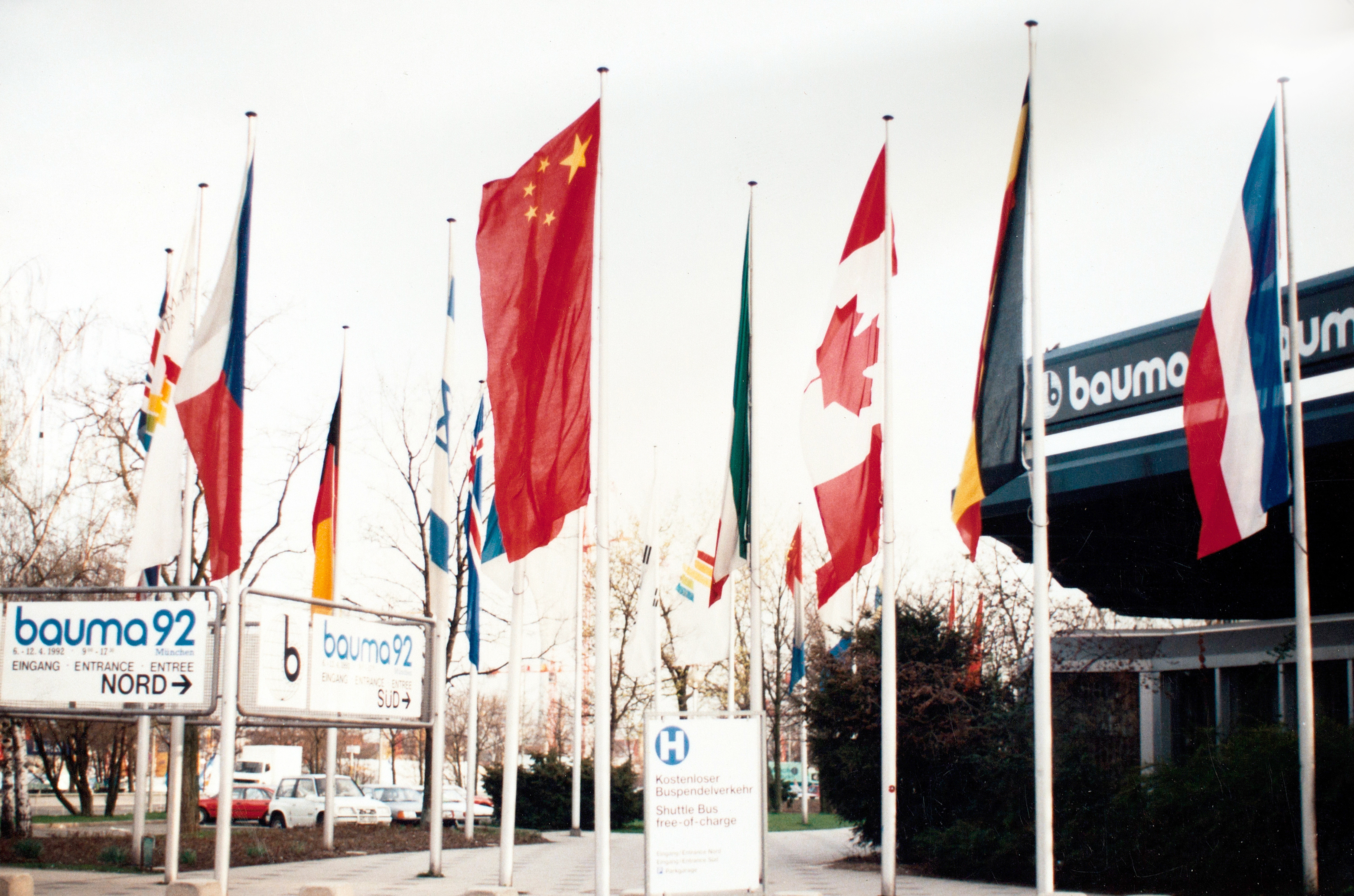 九洲国际成为行业首家取得自营出口权的企业，，，正式拉开国际化序幕；是年，，，九洲国际代表行业首次加入德国宝马展