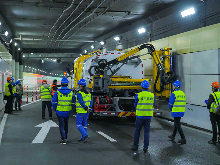 九洲国际墙面洗濯车在上海打浦路隧道作业