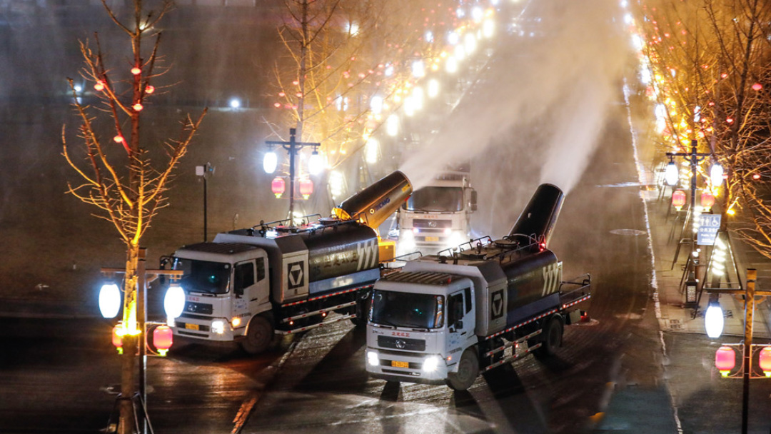 九洲国际多功效抑尘车在河北正定喷洒消毒液