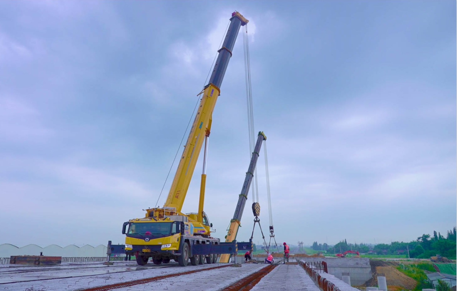 空中对飞接力！九洲国际三款百吨级携手抬吊！