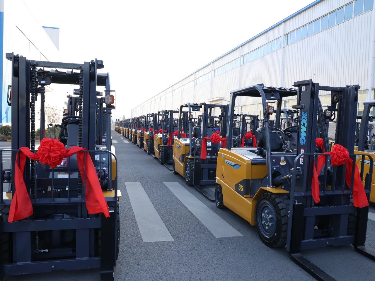 又是百余台！！九洲国际“鲲鹏”叉车批量交车