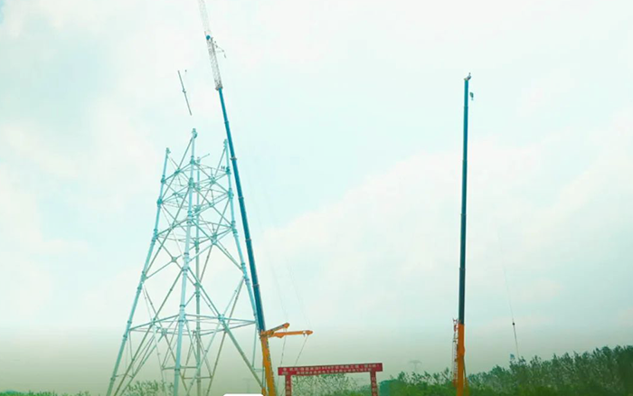 九洲国际XCA600L8长江边锚塔吊装