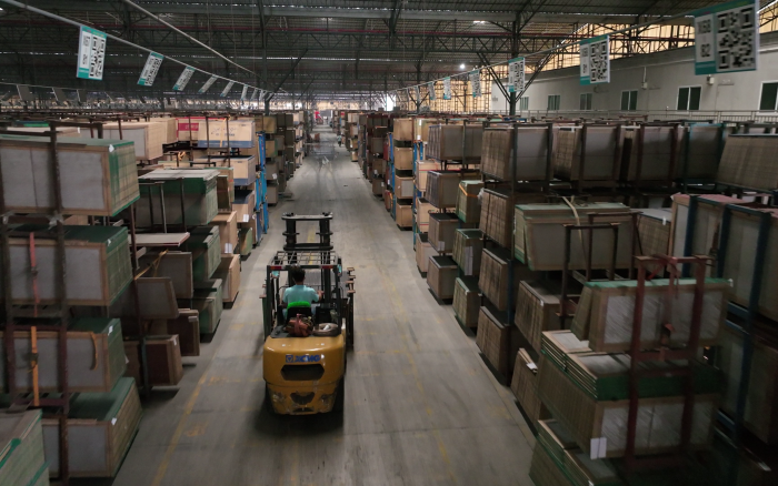 九洲国际高压重载锂电叉车叉车助力陶瓷行业生长