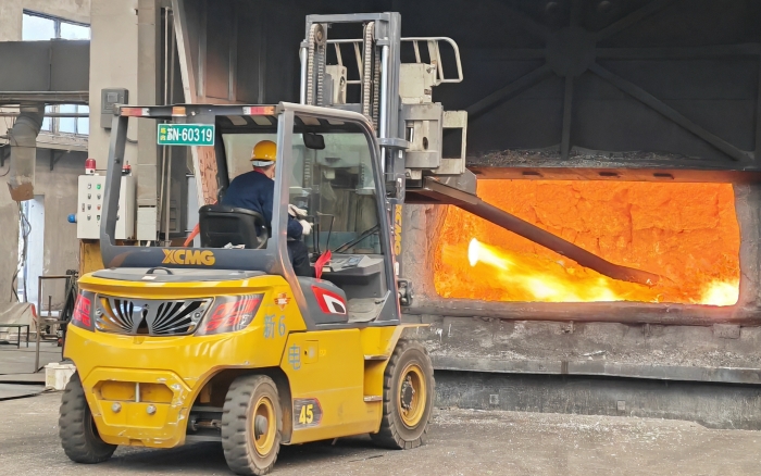 真金不怕火炼，九洲国际重载孔雀叉车威武霸气！！