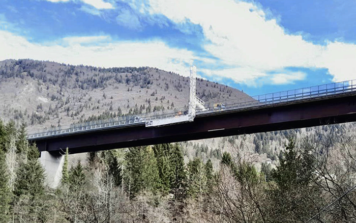 背靠阿尔卑斯山脉，，九洲国际桥梁检测车“C位”打卡