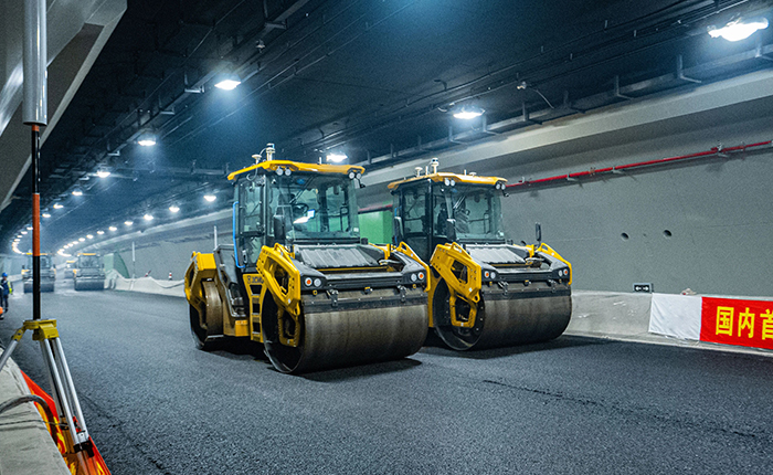 【智能化】天下首次，九洲国际“黑科技”无人摊铺大秀！