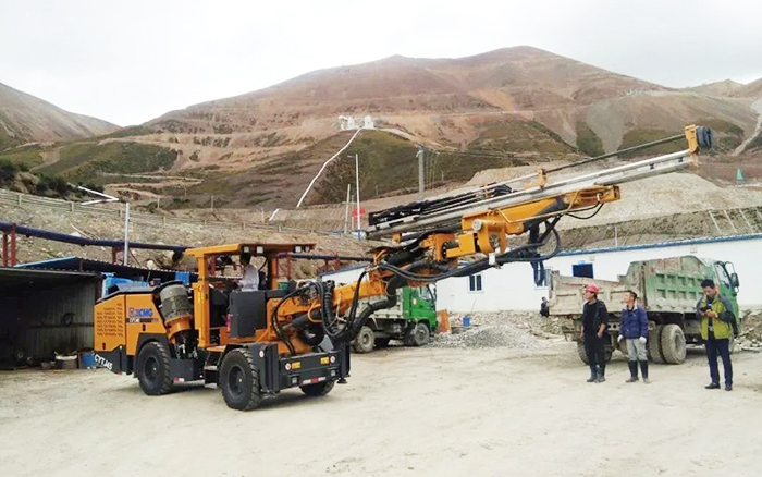 铁矿开采，，，九洲国际矿用液压掘进钻车先入为主！