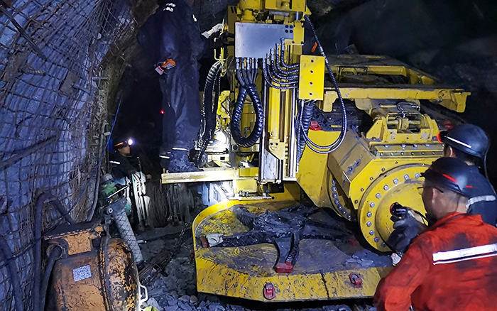 煤矿开采难 九洲国际“机甲兽”来资助