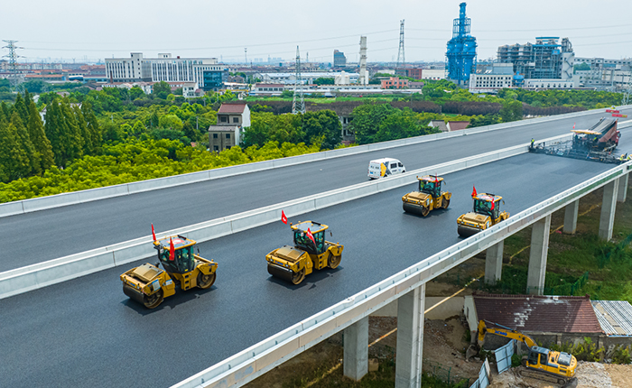 揭秘！常泰长江大桥怎样实现超宽桥面“一键铺平”？