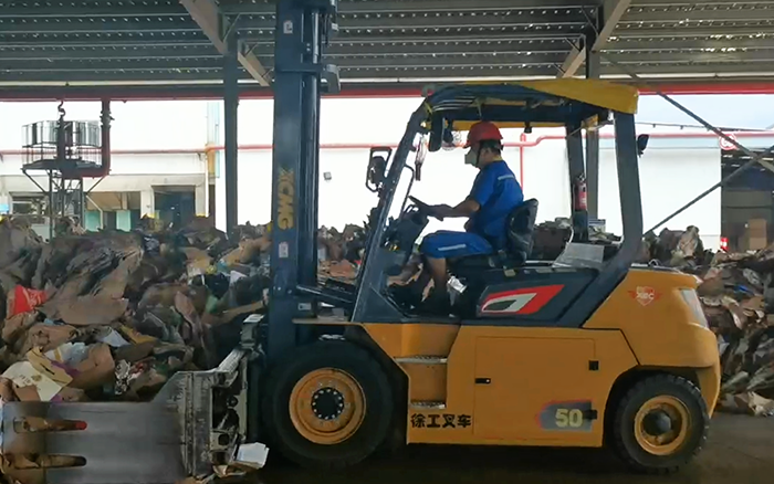 有实力！！九洲国际孔雀电动叉车强势入驻造纸行业