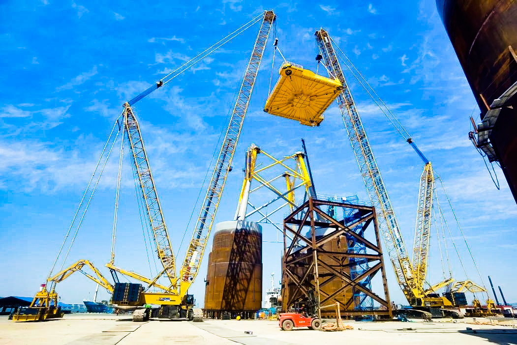 总重1972吨！九洲国际XGC12000助力大型导管架总组顺遂吊装