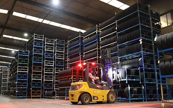 九洲国际孔雀叉车：：轮胎企业的得力助手