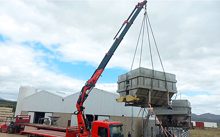 九洲国际SQZ660折叠臂随车起重机助力外洋某酿酒工厂搬家转运