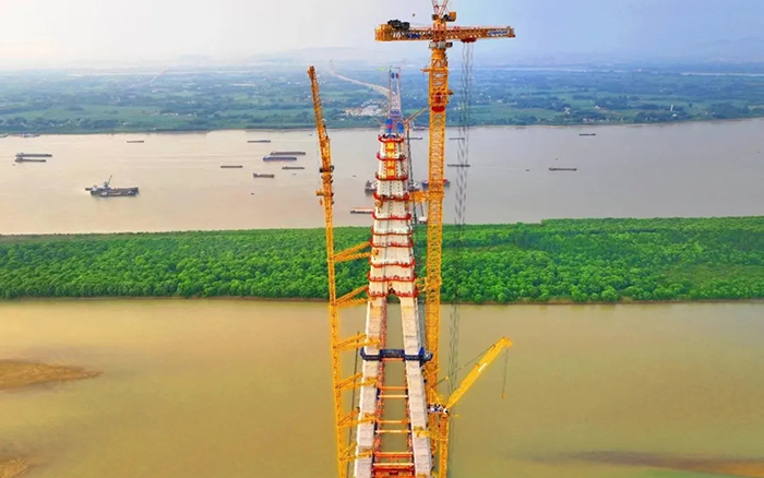 308米！！！九洲国际塔机助力天下最大跨度三塔斜拉桥喜封金顶