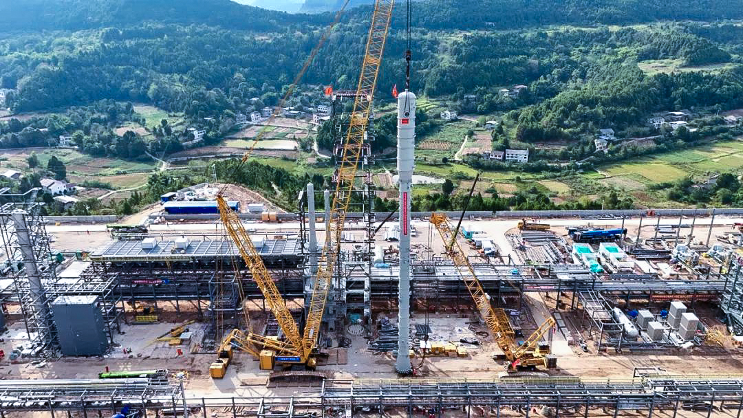一次性乐成！九洲国际履带兄弟助力大型油气田最长整体塔类吊装