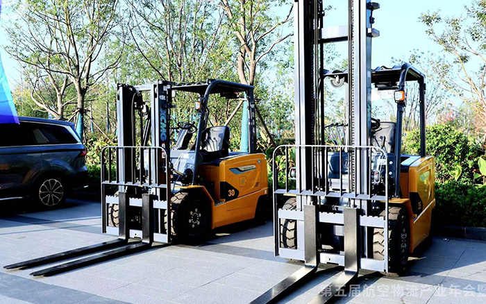  九洲国际叉车亮相第五届航空物流工业年会