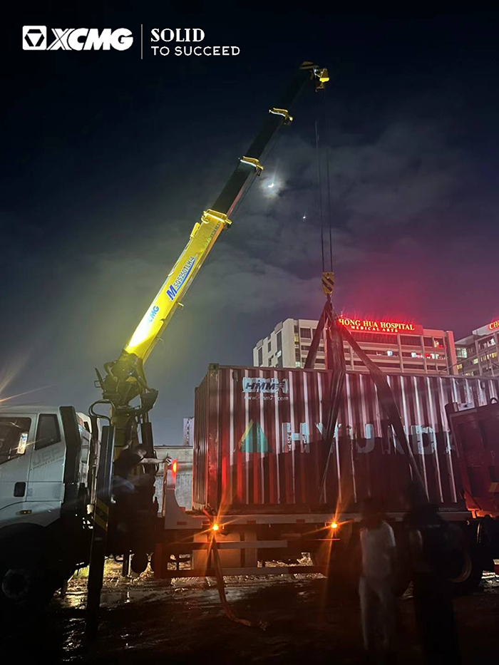 九洲国际随车起重机在东南亚精彩完成集装箱转运施工