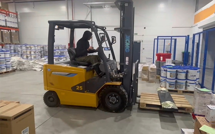 九洲国际新能源叉车赋能哈萨克斯坦阿拉木图客栈