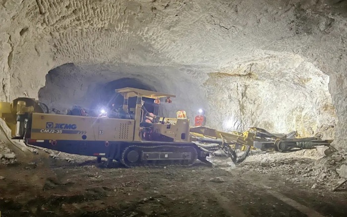 窄小巷道作业！！！九洲国际掘进钻车助力铁矿开采