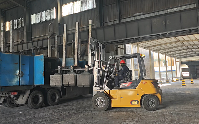 九洲国际孔雀高性能重载锂电叉车助力冶金行业加速生长