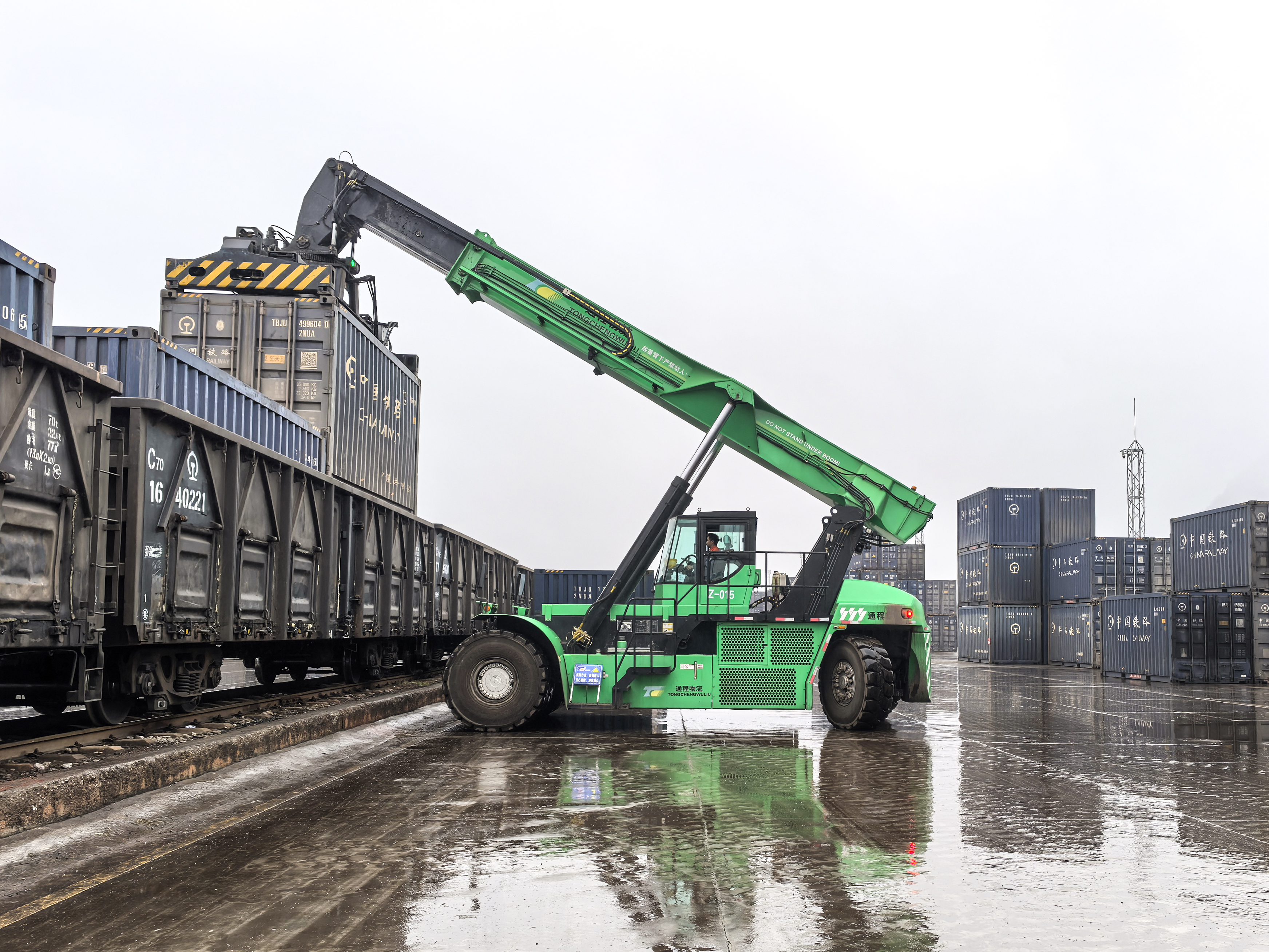 九洲国际纯电动正面吊在华南某铁路货场交出“低碳答卷”