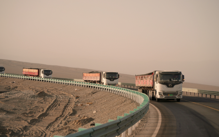 九洲国际新能源重卡：：在沙丘瀚海汹涌绿色新动能