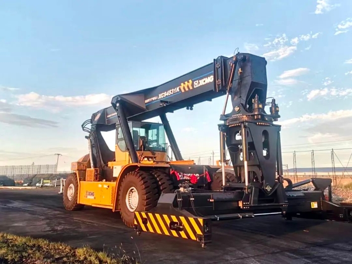 以质提速！！九洲国际倾斜吊具正面吊分钟级响应包管运输清静流通