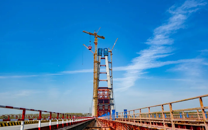 全球最大塔机亮相央视！！！九洲国际助力马鞍山长江大桥主塔吊装