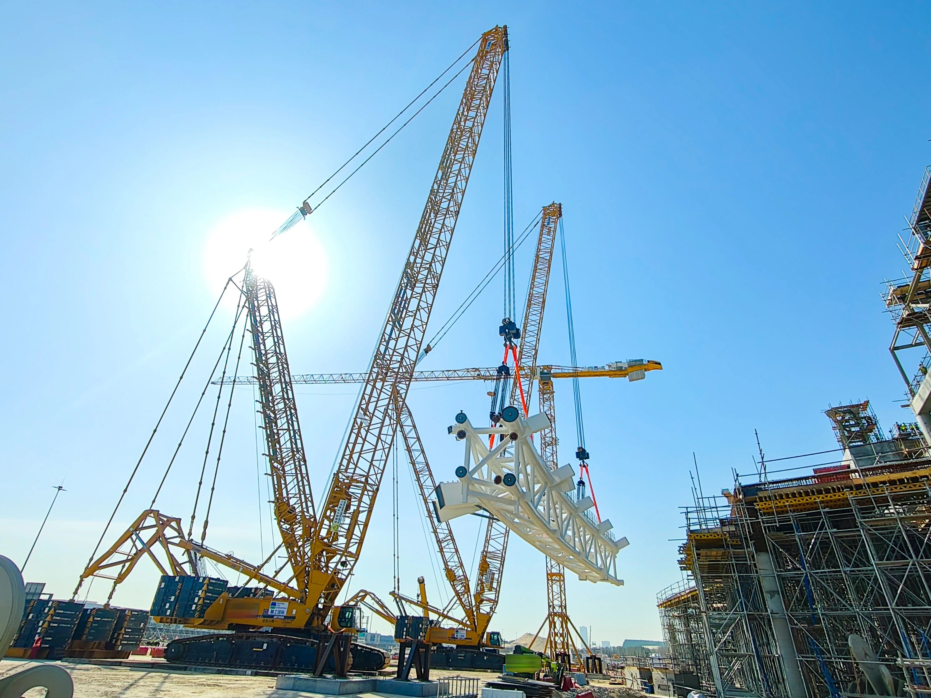 毫米级精度托举天下杯梦想——九洲国际履带起重机奋战沙特！