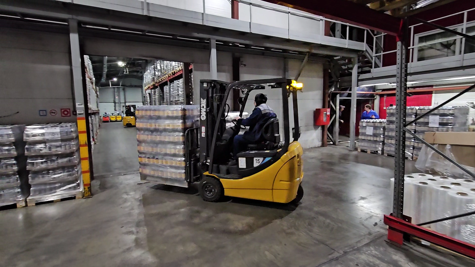 狭窄空间搬运利器！！九洲国际三支点平衡重叉车