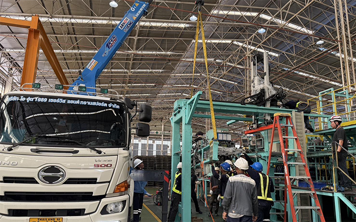 随车吊界 “卷王” 现身东南亚厂房，，一机顶十台