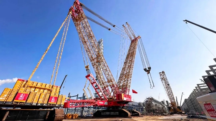 全球首台问世的4000吨履带式起重机，再创海内吊装新纪录！