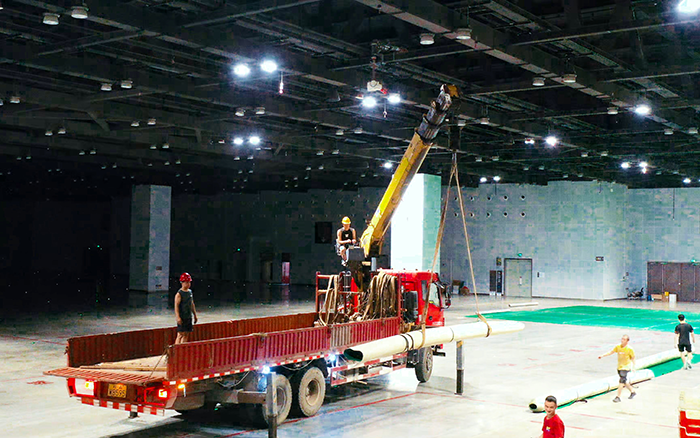 高效稳护航，，九洲国际随车起重机赋能广西会展中心体育场馆塑胶铺设