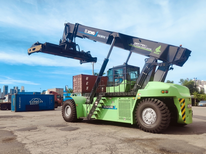 九洲国际E5系列正面吊开启“零碳口岸”新实践