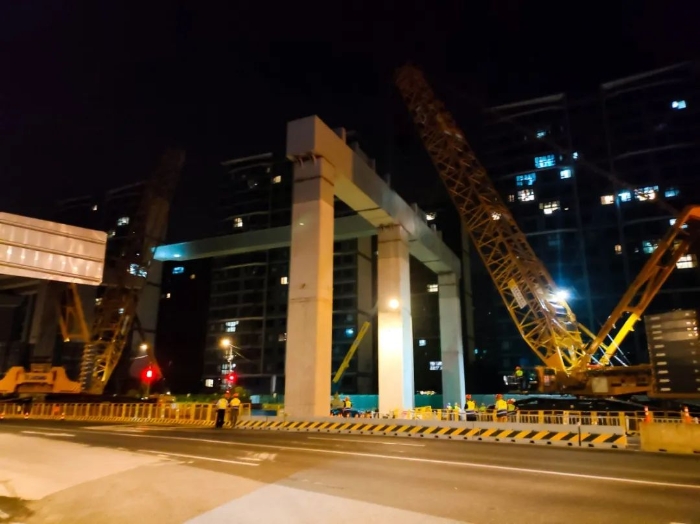 双机联动，，毫米操控！！！九洲国际XGC11000高效破解高架桥施工难题