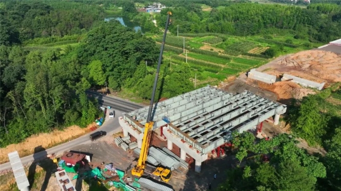 意会鄂赣新动脉！九洲国际G2代50吨新能源起重机首吊！