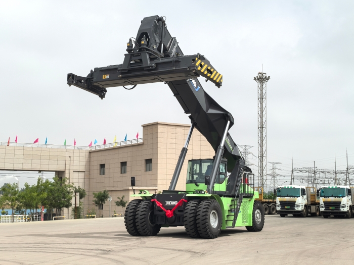 实力交付！！九洲国际电动正面吊助力绿色“一带一起”