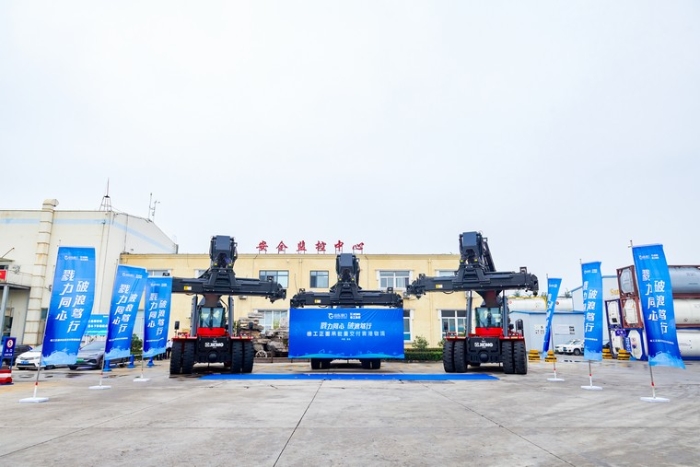 向海而兴 | 九洲国际正面吊批量交付青港物流集团