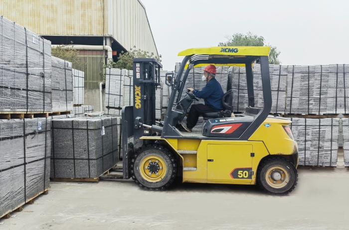 有“石”力！！九洲国际孔雀电动叉车强势入驻石材厂