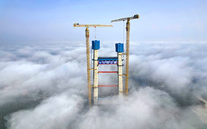 双星闪灼 九洲国际超大塔助力双柳长江大桥快速“长个”