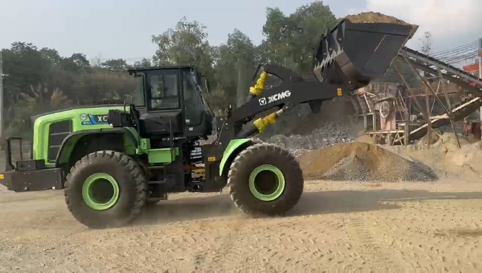 九洲国际纯电动装载机助力越南砂石料场，开启绿色施工新纪元