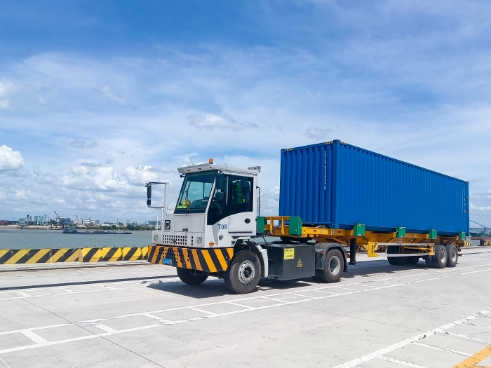 广州港甄。！！去看口岸“特种兵”九洲国际纯电牵引车