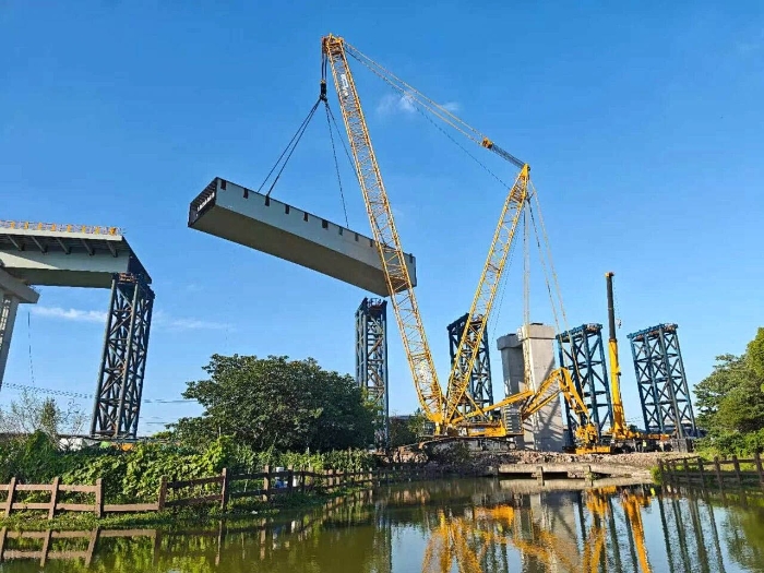 螺蛳壳里做道？？？九洲国际XGC11000高架旁上演“极限操作”